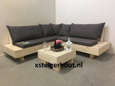 Zwevende hoekbank steigerhout met tafel en kussens sfeer
