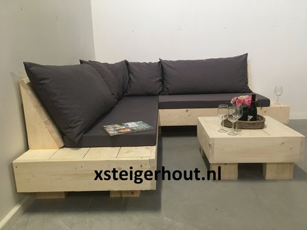 zwevende hoekbank steigerhout met kussens en tafel linker zijkant