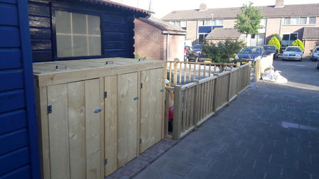 kliko container ombouw 3 bakken naast een huis