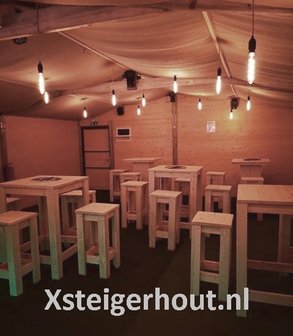 Steigerhout bartafels met krukken in winterbar