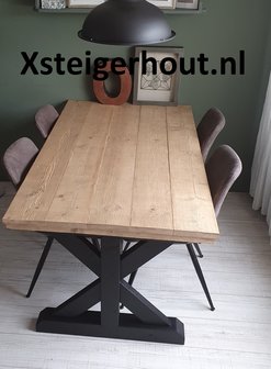 Landelijke tafel met zwarte poten en onbehandeld tafelblad steigerhout