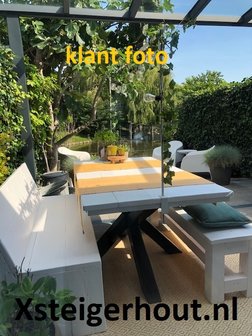 Matrix tafel met bankjes buiten