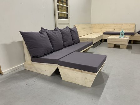 steigerhout bank laag met tafel en kussens