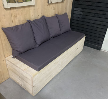 Houten kist met kussens er op