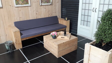 Steigerhout loungebank met kussens op een terras