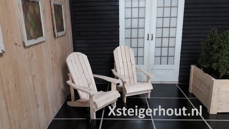 2x adirondack chair op een terras