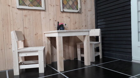 2 steigerhout stoelen en een tafel voor 2 personen op een terras
