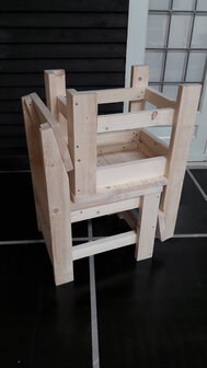 opgestapelde stoelen steigerhout