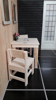 Steigerhout stoelen en een tafel op een terras
