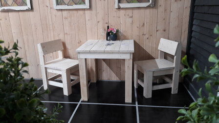 Steigerhout eetset op een terras 2 stoel 1 tafel
