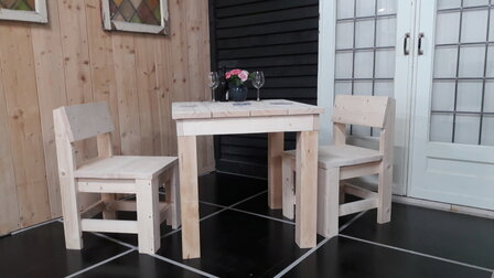 Steigerhout set op een zwart terras
