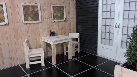 Steigerhout set met tafel en 2 stoelen naast de deur
