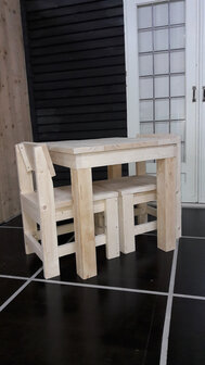 Steigerhout tafel en stoelen aangeschoven aan tafel