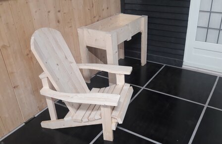 moestuinbank op poten naast een adirondack chair