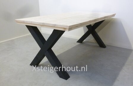 Tafel met kruispoten