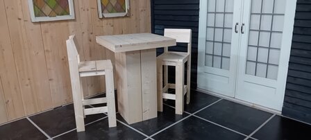 Statafel set op een zwart terras bij 2 deuren