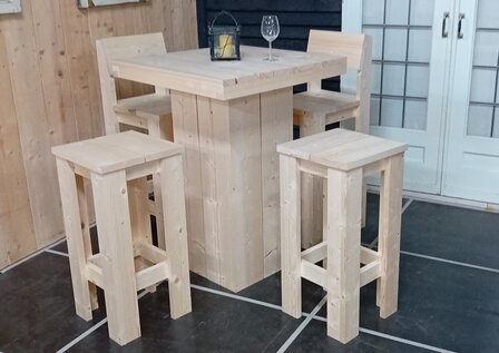 Bartafel set met 4 krukken op een zwart terras met witte deuren er achter