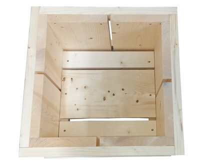 Binnenkant plantenbak steigerhout