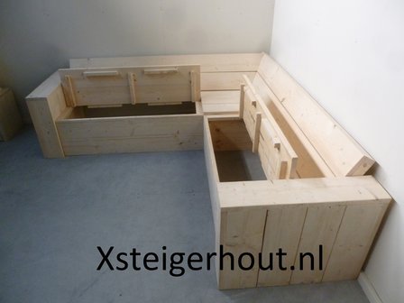 Zijkant steigerhout hoekbank met opbergruimte kleppen open