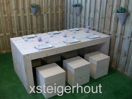 Set steigerhouten u tafel met hockers
