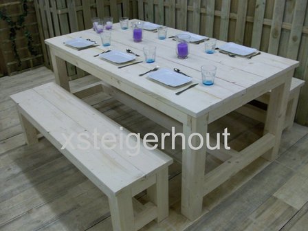2 kloosterbankjes met steigerhout tafel