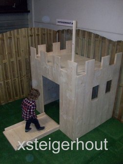 speelhuisje steigerhout kasteel met kind