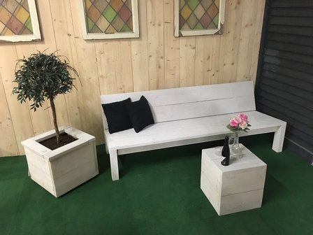 Steigerhout bank wit met plantenbak en tafel