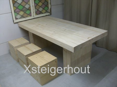 Steigerhout tafel met kolompoten en krukjes
