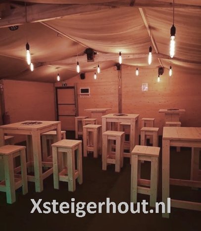 Steigerhout bartafels met krukken in winterbar