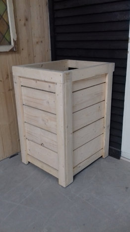 Kliko container ombouw voor een zwart schutting