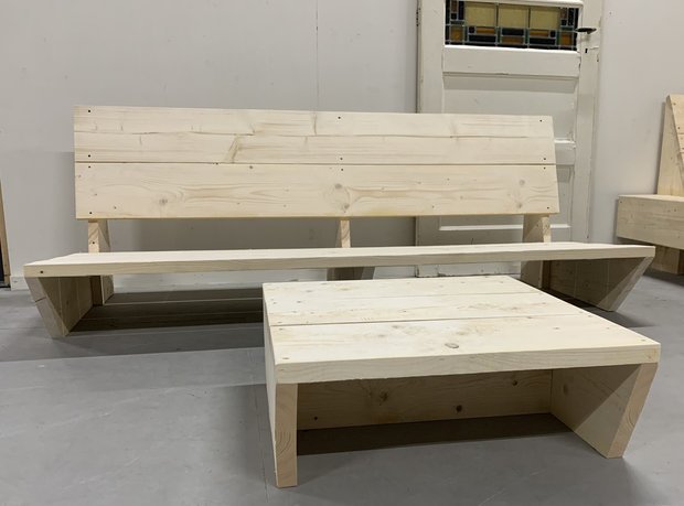 steigerhout bank laag met tafel achtergrond in de showroom