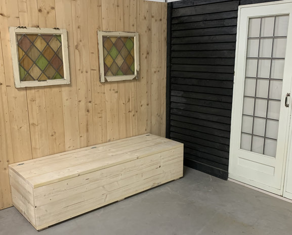 steigerhout kist naast een deur