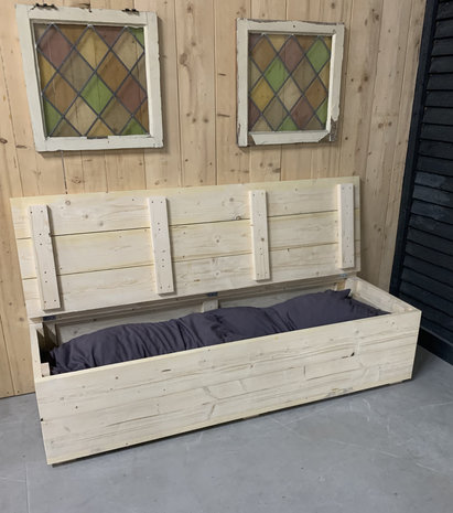 Houten kist met kussens er in
