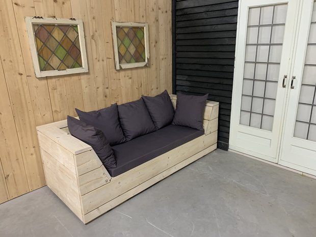 Steigerhout bank met kussens en randje bovenop de leuingen