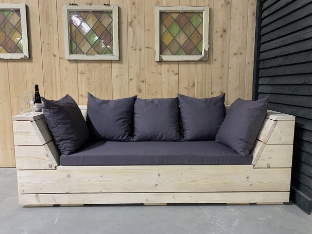 Steigerhout bank met schuine zijkanten en kussens