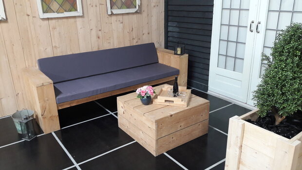 Steigerhout loungebank met kussens op een terras