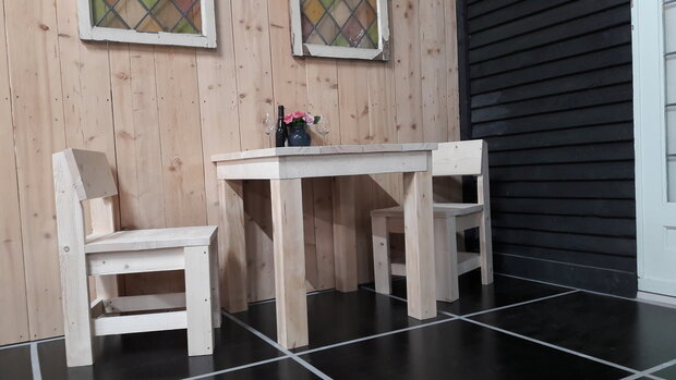 2 steigerhout stoelen en een tafel voor 2 personen op een terras