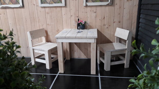 Steigerhout eetset op een terras 2 stoel 1 tafel