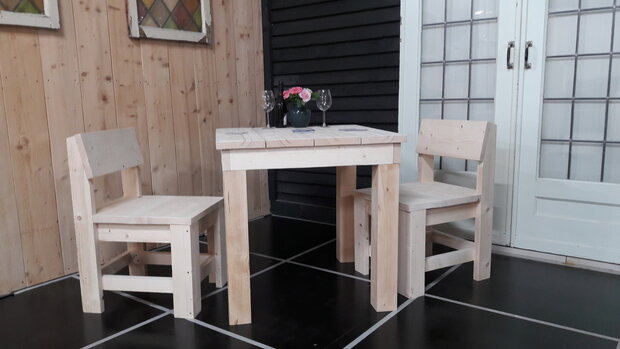 Steigerhout set op een zwart terras