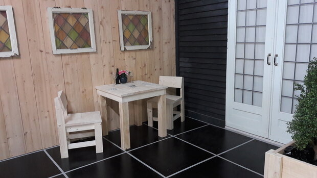 Steigerhout set met tafel en 2 stoelen naast de deur