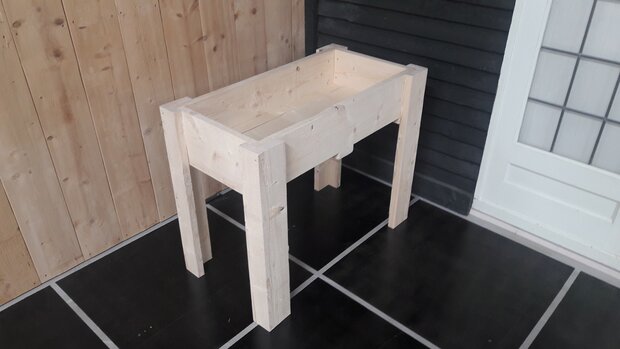 Kweektafel op een terras in een achtertuin