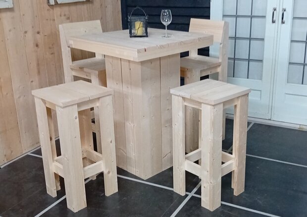 Bartafel set met 4 krukken op een zwart terras met witte deuren er achter