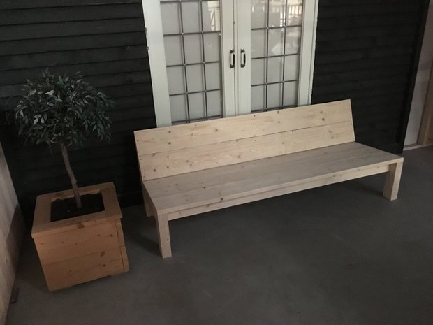 Steigerhout bank naast plantenbank