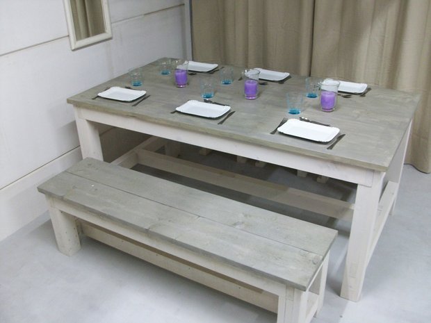 Kloostertafel, Kloosterbank steigerhout