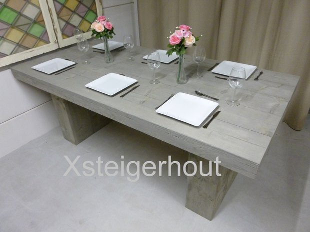 Steigerhout tafel met kolompoten met greywash