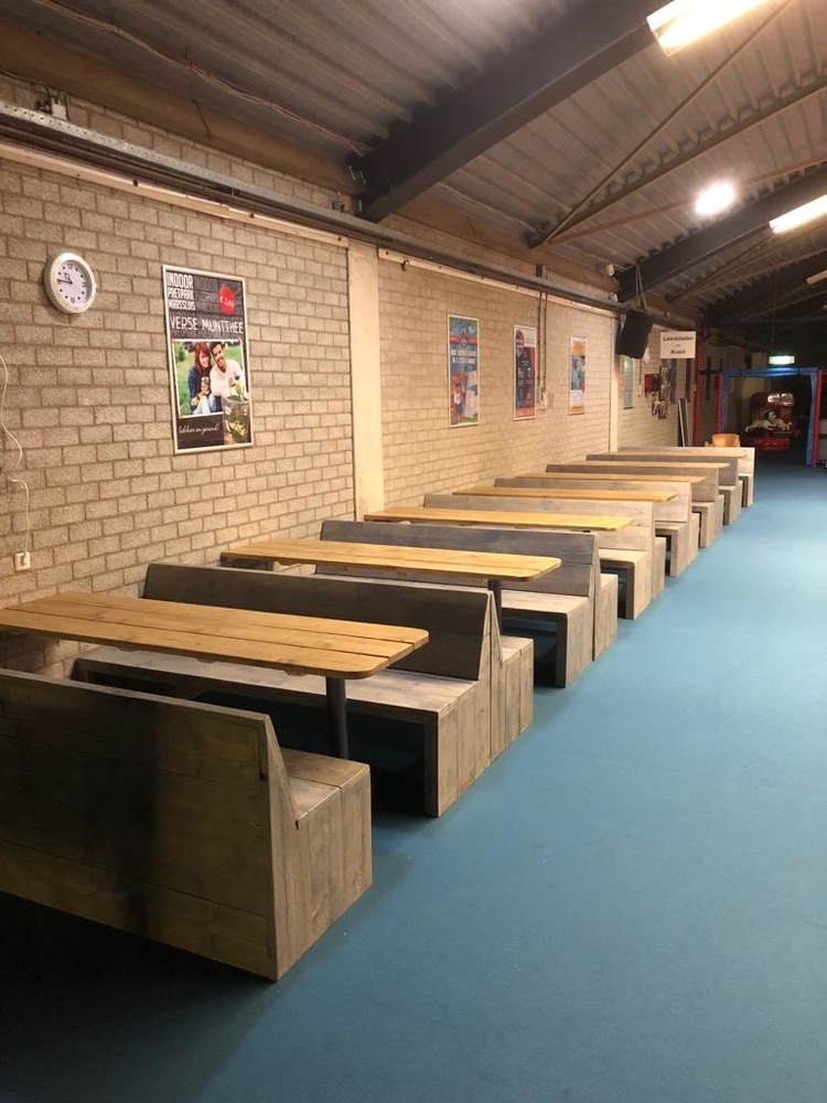 Steigerhout bankjes bij indoor pretpark maasluis