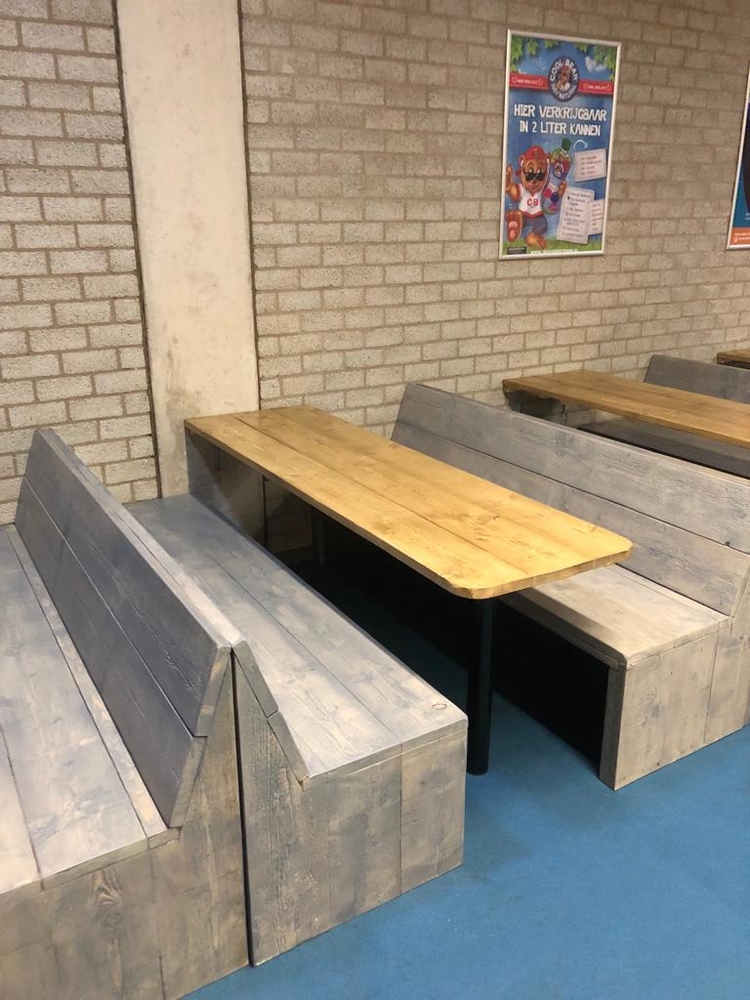 Steigerhout bankjes en tafels bij indoor pretpark maasluis