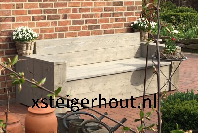 Steigerhout Klepbank in Duitsland in de tuin