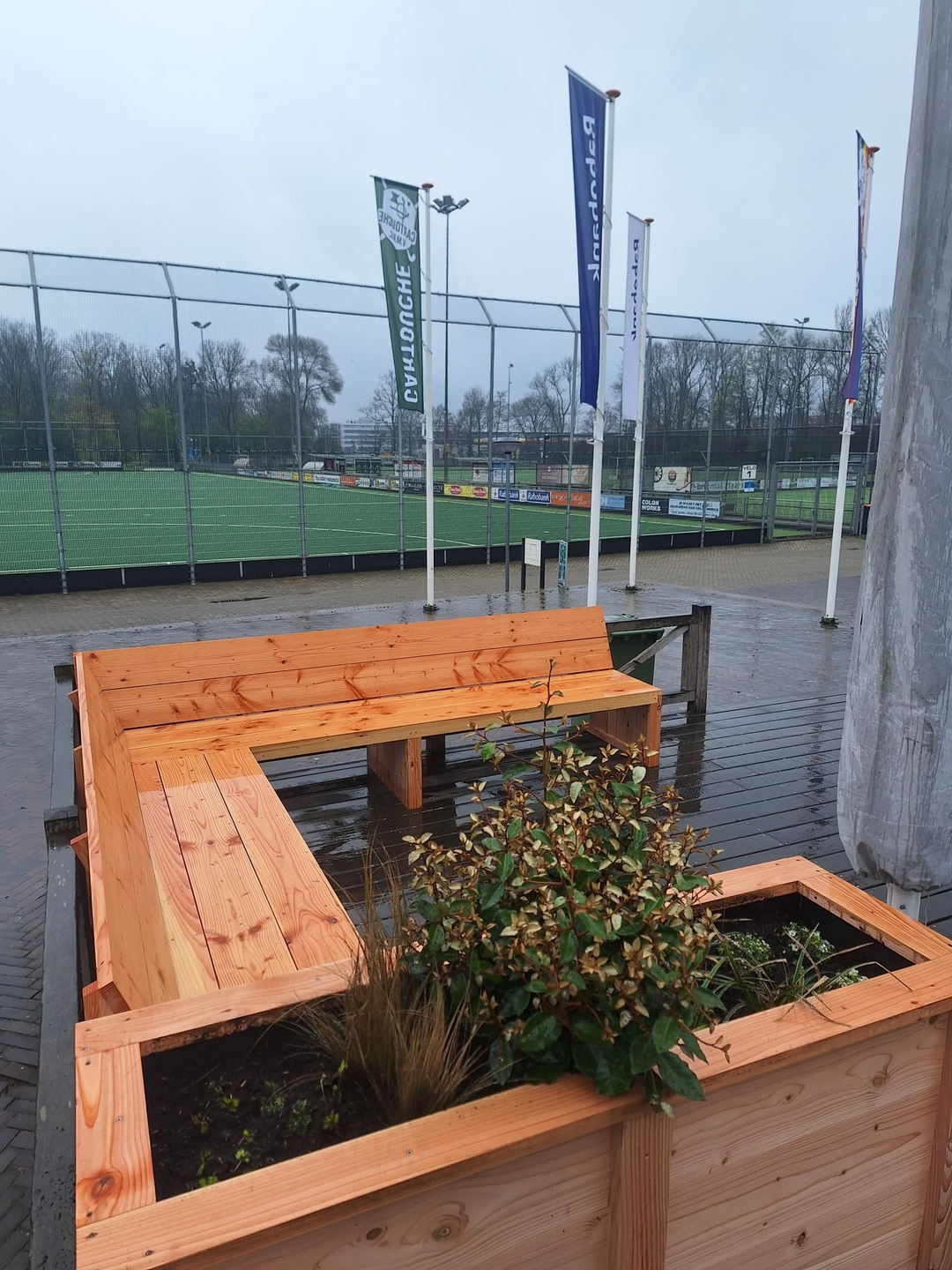 Plantenbak en hoekbank douglas hout op een sportpark