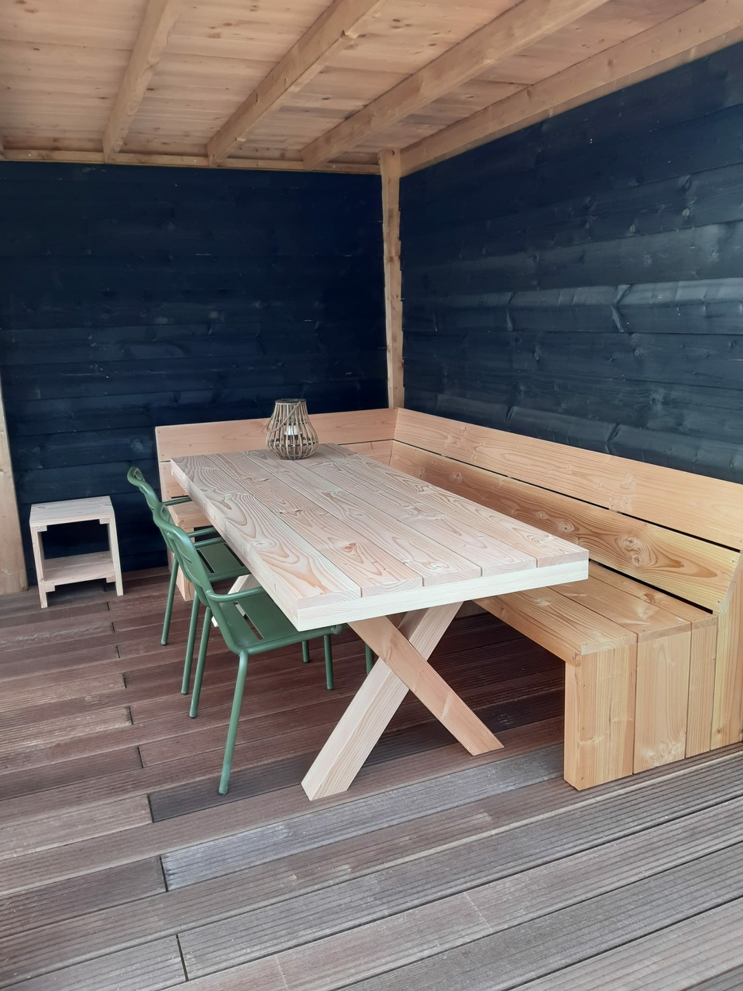 Hoekbank douglas hout onder een overkapping